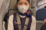 亚洲美女空姐与学生妹的奇妙邂逅：青春与职场的碰撞